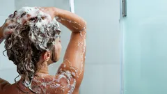 Dit vind je in elke keuken: voeg één lepel toe aan je shampoo en je haar gaat glanzen
