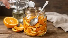 Waarom je sinaasappelschillen in azijn moet laten trekken: een huishoudtruc met groot effect