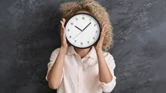 Waarom gaat de tijd sneller naarmate je ouder wordt? Psychologen geven antwoord